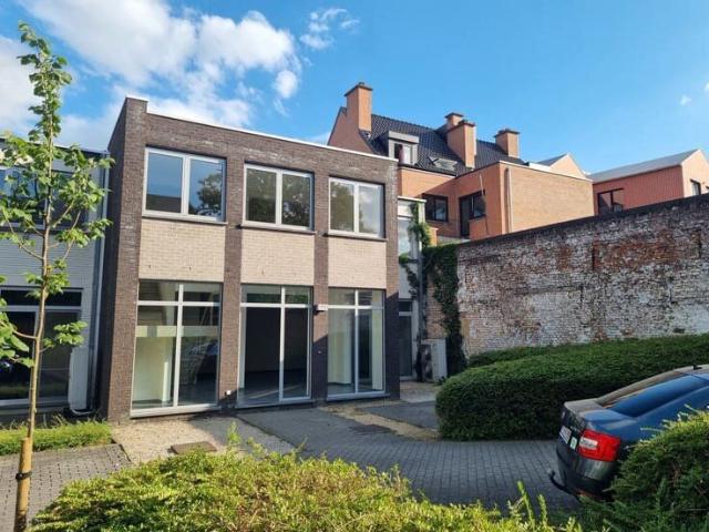 Ruime duplex met één slpk, bureau, tuin en 2 staanplaatsen