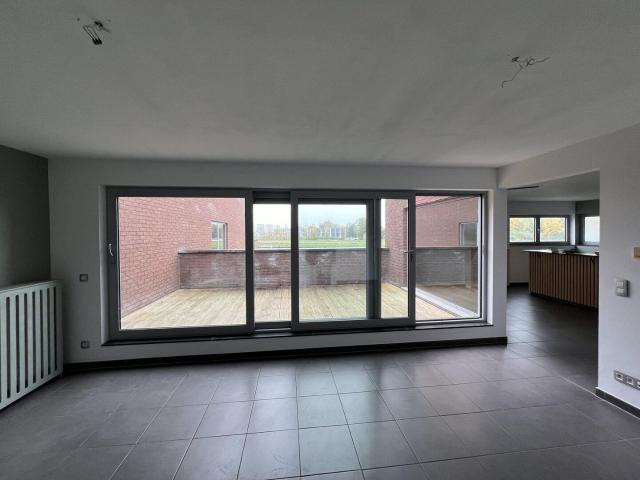 Ruime duplex met frontaal kanaalzicht en groot terras