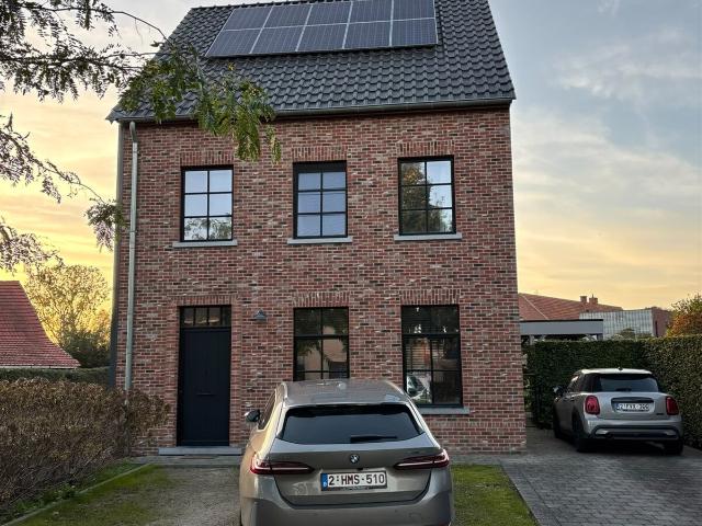 Ruime en energiezuinige woning met 4 slaapkamers, 2 badkamers en omheinde tuin in Wuustwezel