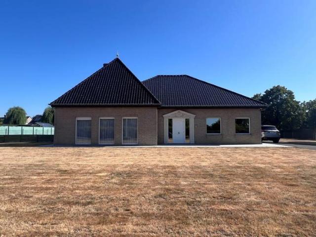 Ruime en instapklare villa met 2 slaapkamers, garage en t.