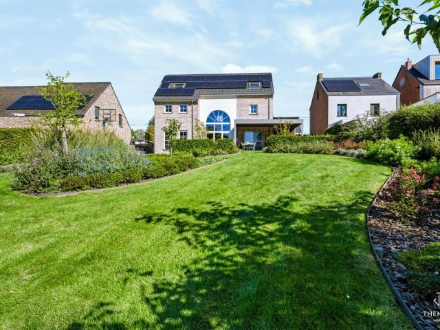 Ruime en karaktervolle woning met 4 slaapkamers, 2 badkam.