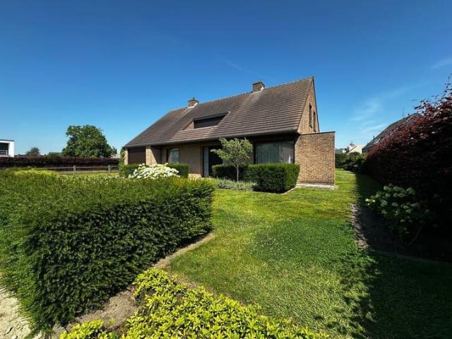 Ruime en lichtrijke woning te huur in het rustige Knesselare