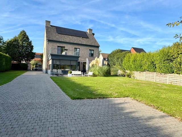 Ruime en nette gezinswoning met 4 slaapkamers, bureau en zo