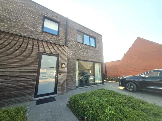 Ruime en recente halfopen bebouwing met 3 slaapkamers, carport en ruime tuin