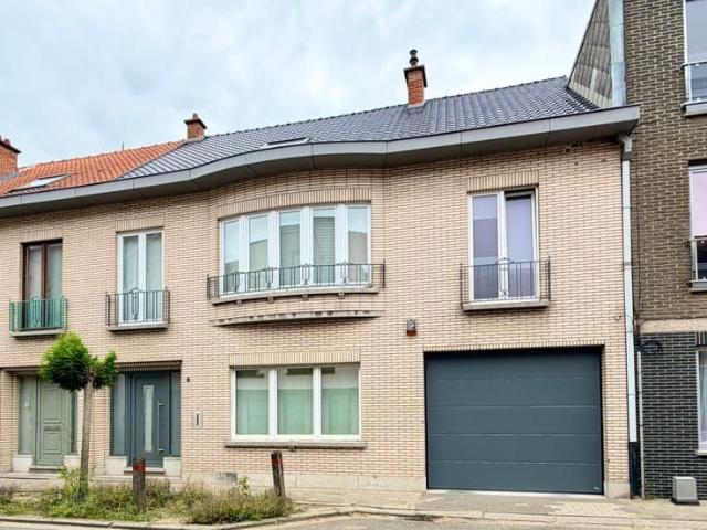 Ruime en stijlvol vernieuwde woning nabij het centrum