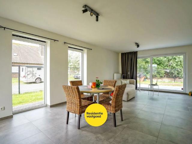 Ruime energiezuinige recente halfopen bebouwing 2024 met inpandige garage op 258m² gelegen te Houthulst