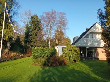 Ruime gemeubileerde vrijstaande villa met grote tuin in Giekerk