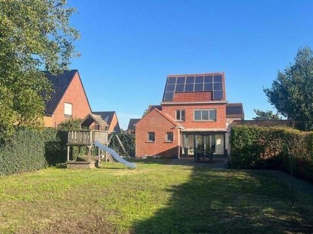 Ruime gerenoveerde gezinswoning met diepe tuin, garage en EP