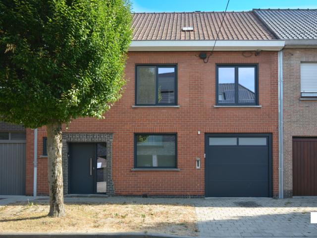 Ruime gesloten woning met 3 slaapkamers en prachtige tuin