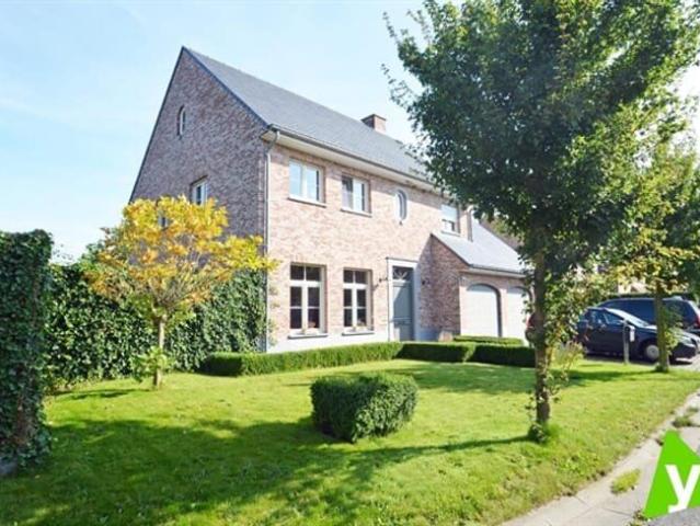 Ruime gezinswoning gelegen met tuin net buiten het centru.