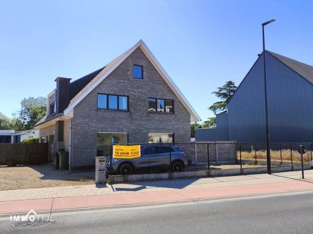 Ruime gezinswoning in het dorpscentrum van Herdersem