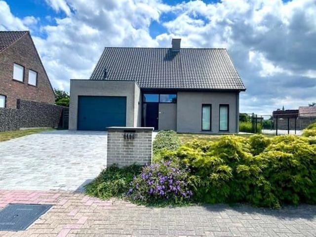 Ruime gezinswoning met tuin en garage op centrale ligging.