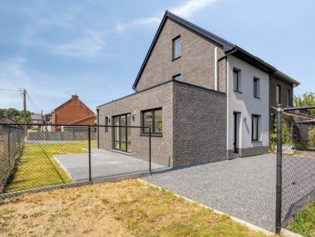 Ruime gezinswoning met tuin in rustige straat