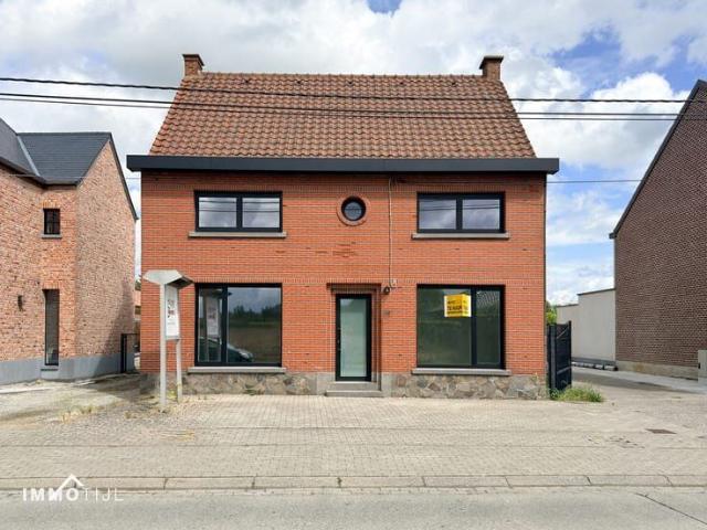 Ruime gezinswoning met vier slaapkamers in Impe!