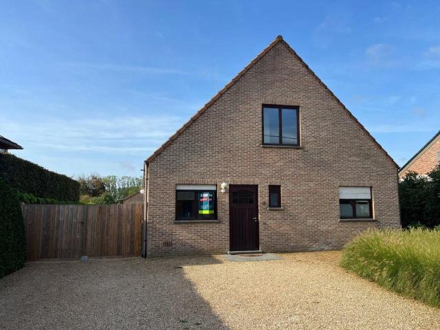 ruime gezinswoning met zonnepanelen en warmtepomp