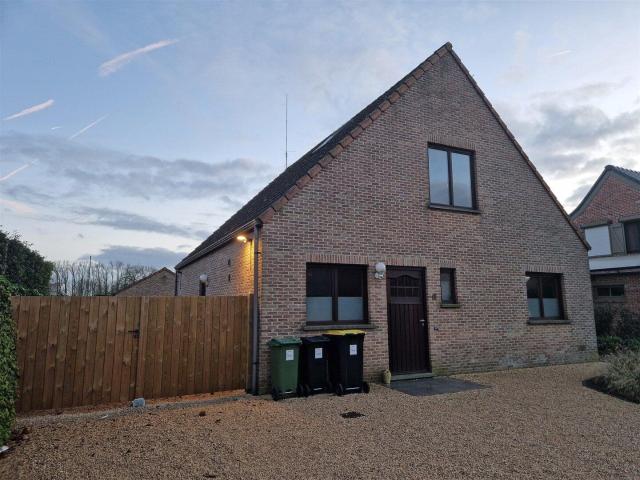 ruime gezinswoning met zonnepanelen en warmtepomp