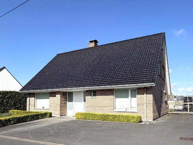 Ruime gezinswoning met 4 slaapkamers in Pittem!