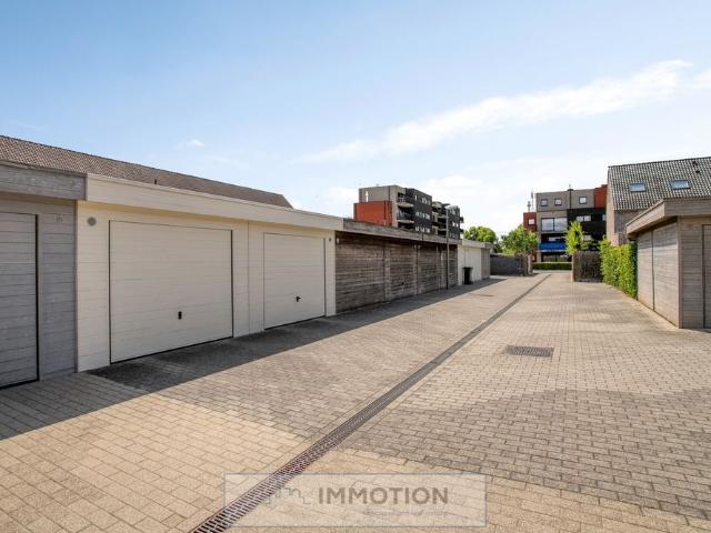 Ruime gezinswoning te huur in Heule met 4 slaapkamers, 2 garages en een handige indeling!