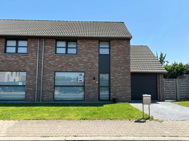 Ruime, halfopen woning met garage te huur te Roeselare