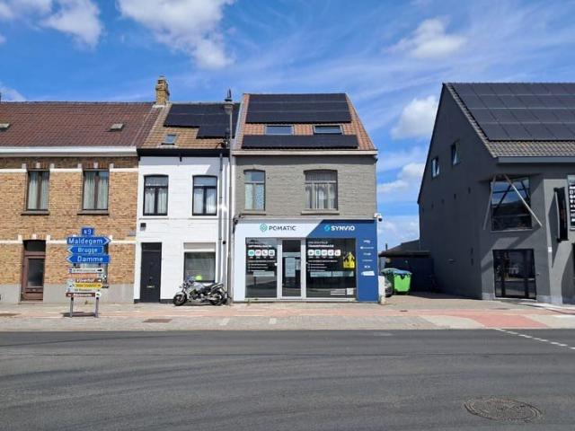 Ruime halfopen woning met polyvalente ruimte te Sijsele