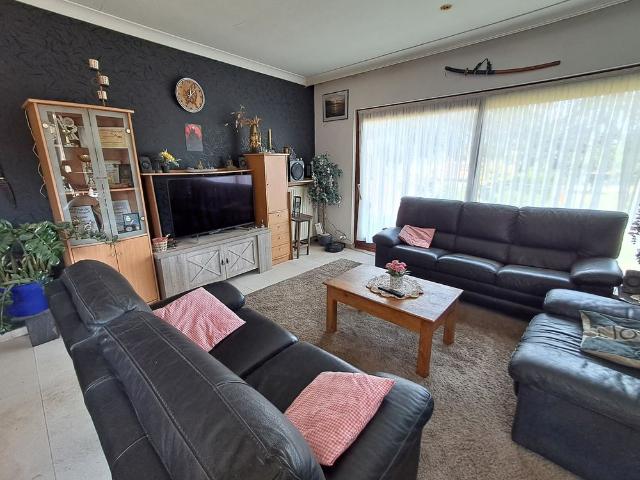 Ruime halfopen woning met polyvalente ruimte te Sijsele