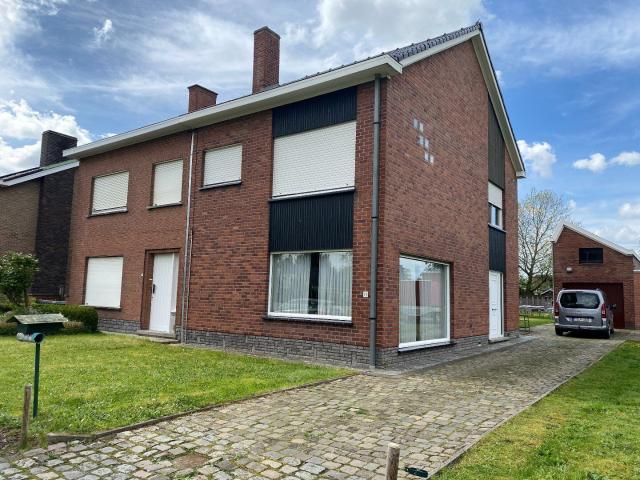 Ruime halfopen woning met tuin en garage op zeer rustige li