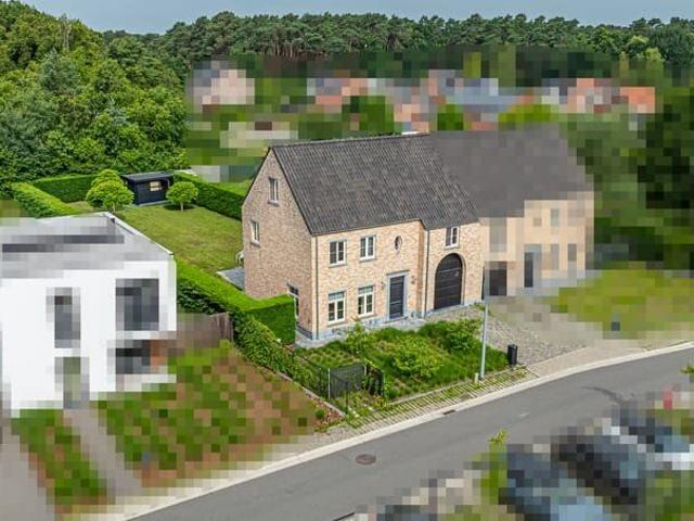 Ruime halfopen woning met tuin te huur