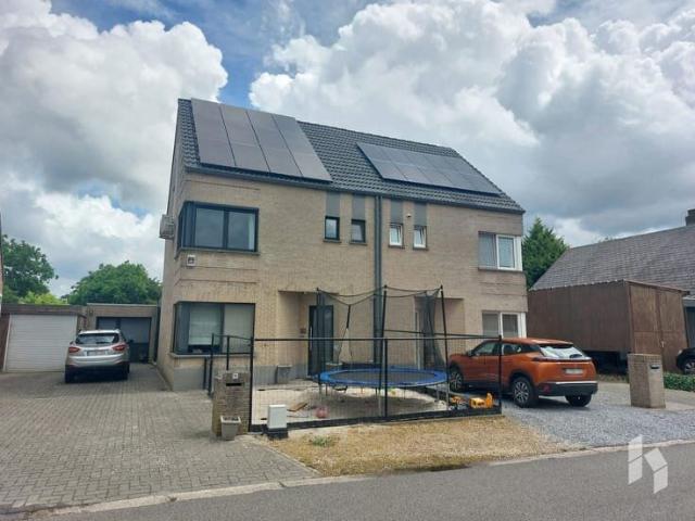 Ruime, halfopen woning met 4 slpks nabij het centrum!