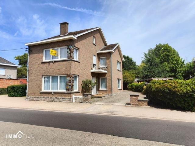 Ruime halfopen bebouwing in het landelijke Wieze
