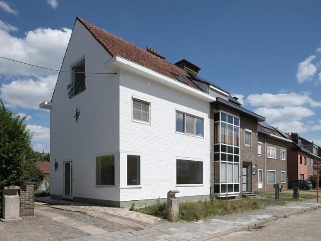 Ruime halfopen bebouwing met tuin