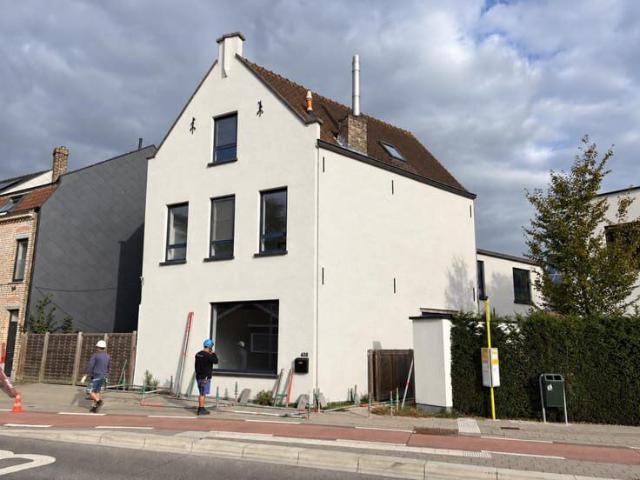 Ruime halfopen bebouwing met 4 slaapkamers en tuin
