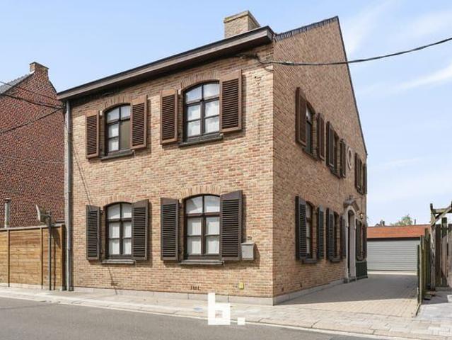 Ruime halfopen bebouwing met 4 slaapkamers, oprit en dubbel