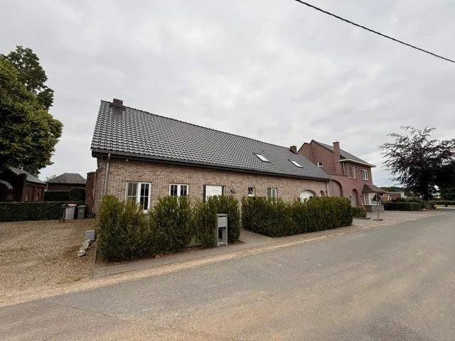 Ruime halfopen gezinswoning met 3 slaapkamers en inpandige garage