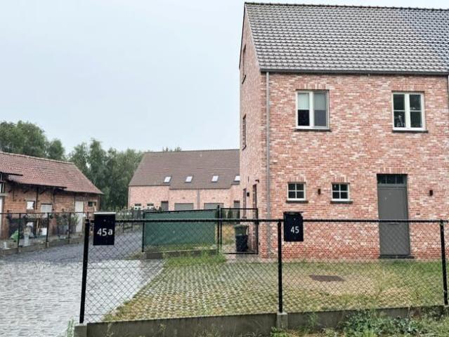 Ruime halfopen nieuwbouwwoning met 3 slaapkamers en tuin