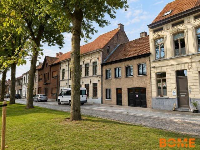 Ruime huurwoning met vier slaapkamers, garage en EPC labe.