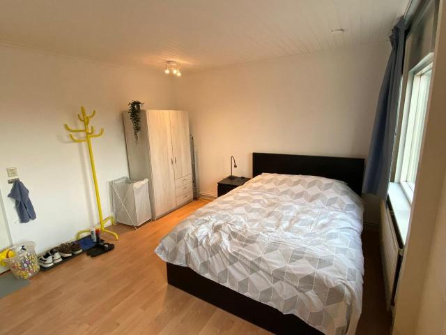 Ruime kamer, 5 min lopen nr ZH en OV