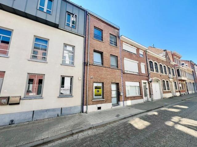 Ruime, moderne stadswoning met 3 slpks en ruime koer