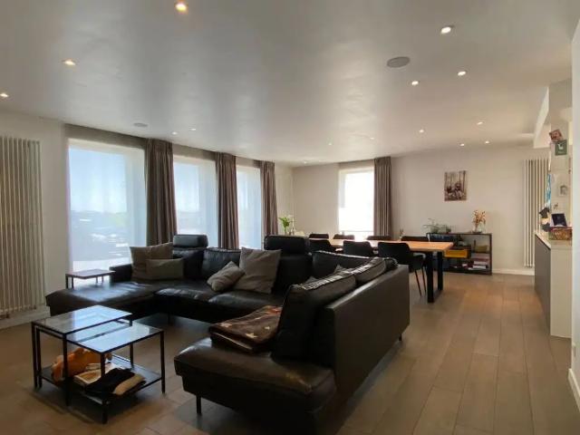 Ruime moderne woning met 4 slaapkamers, bureauruimte, dakterras en drie parkeerplaatsen in Pittem