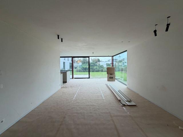 Ruime nieuwbouwwoning met terras en tuin