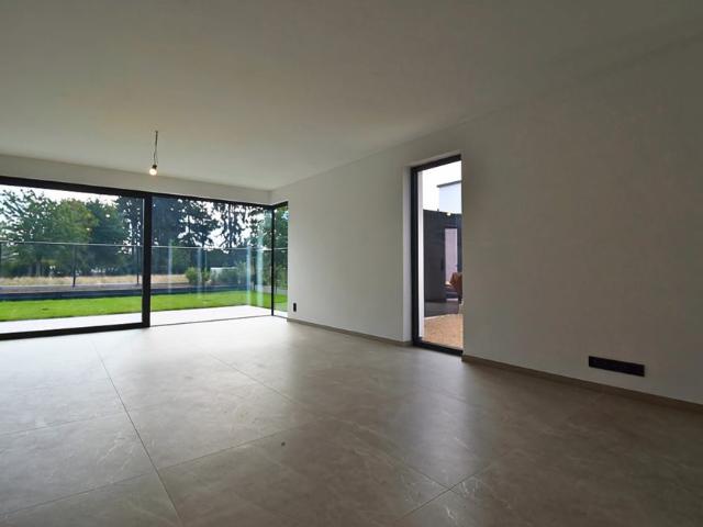 Ruime nieuwbouwwoning met 4 slaapkamers, garage en tuin nabij het centrum van Sint Pieters Leeuw