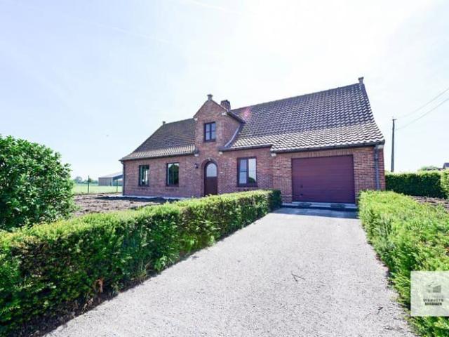 Ruime open bebouwing met 3 slaapkamers, garage en grote tui