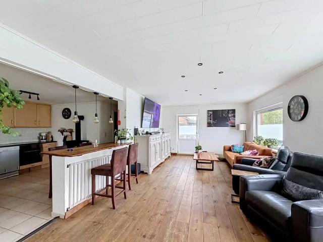 Ruime open bebouwing met 4 slaapkamers, garage en grote tuin