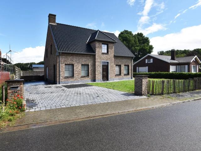 Ruime open bebouwing met 5 slaapkamers te Adegem