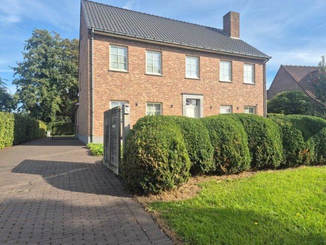RUIME OPEN BEBOUWING MET 5 SLAAPKAMERS TE HUUR IN WACHTEBEKE