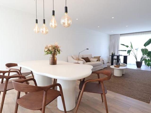 Ruime open woning met 4 slaapkamers en garage te huur in.