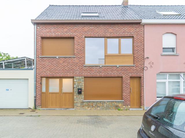 Ruime, recent gerenoveerde rijwoning met 4 slaapkamers in Merelbeke
