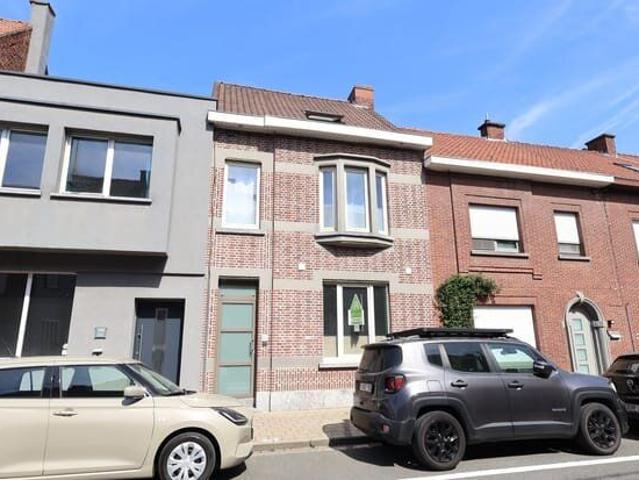 Ruime rijwoning met drie slaapkamers nabij centrum Roeselare