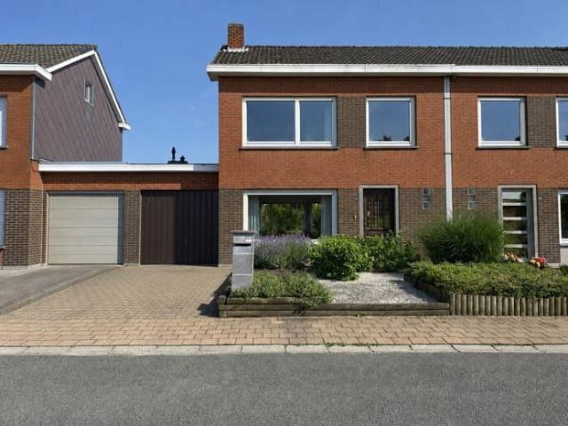 RUIME RUSTIG GELEGEN WONING MET PRACHTIG AANGELEGDE TUIN