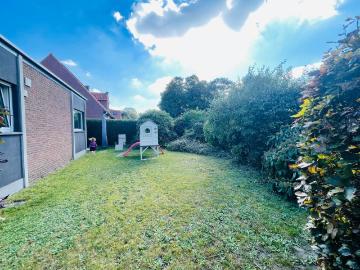 Ruime split level woning 218m²: 4 slaapkamers, garage en tuin, gelegen in rustige, residentiële woonwijk