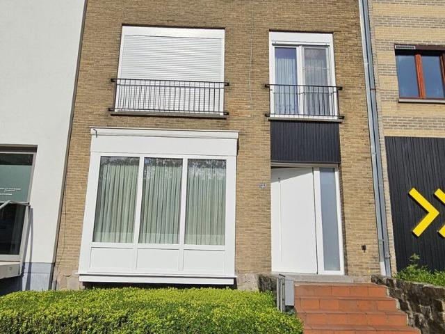 Ruime stadswoning met 3 slpk, tuin & garage nabij Brugge